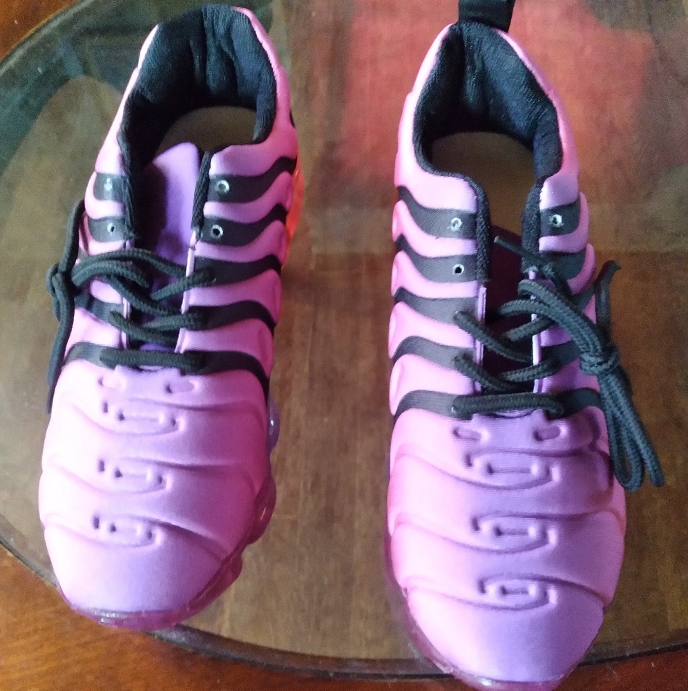Shoes - Picture 2 of 8